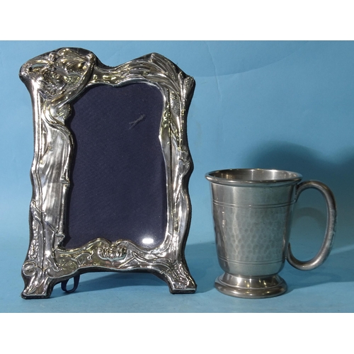 476 - A modern silver photo frame in the Art Nouveau style, 22 x 16cm, London 1990, maker David Richards &... 