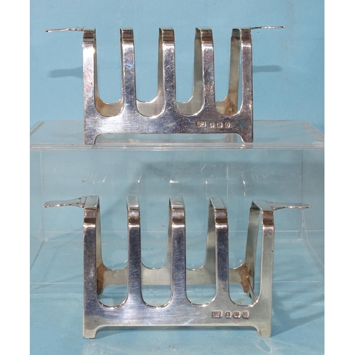 477 - A pair of Art Deco silver four-division toast racks, 11cm wide, 5cm high, Birmingham 1938, maker Wil... 