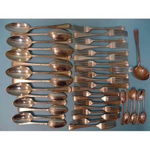 487 - An Edwardian silver canteen of Hanoverian rattail cutlery by Daniel & John Wellby, London 1906: ... 