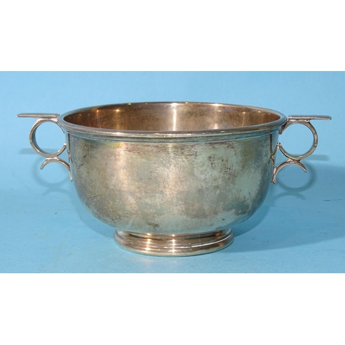 500 - An Art Deco-style silver bowl with two ring handles, on ribbed foot, 6.5cm high, bowl 11cm diameter,... 