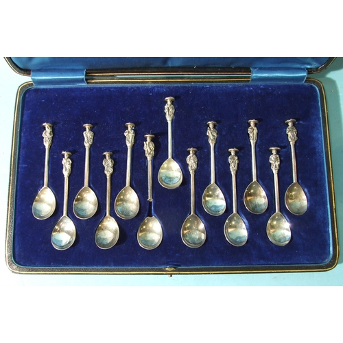 512 - A set of thirteen seal-top apostle spoons in case, by Goldsmiths & Silversmiths Co. Ltd, London ... 