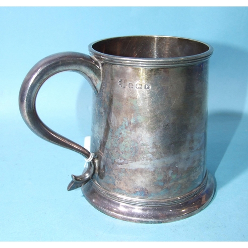 522 - A plain silver tankard with reeded borders, Birmingham 1930, 11cm high, (foot rim bent), ___11oz.... 