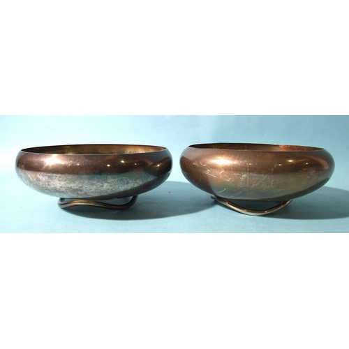 530 - Two similar modern beaten-silver bowls, each on simple undulating tube foot, 18cm diameter, 7cm high... 