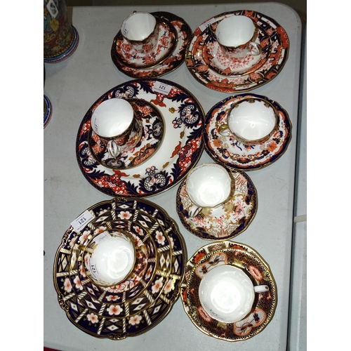 121 - A collection of Crown Derby tea ware decorated in various Imari-style patterns, twenty-two pieces, (... 