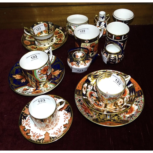 123 - A modern Royal Crown Derby Imari pattern plate, a miniature vase and other Royal Crown Derby pieces.... 