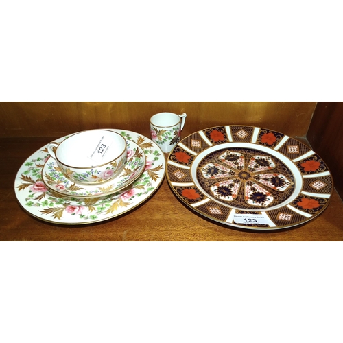 123 - A modern Royal Crown Derby Imari pattern plate, a miniature vase and other Royal Crown Derby pieces.... 