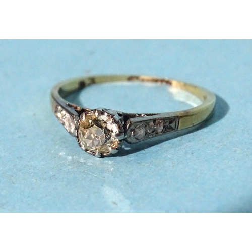 231 - A solitaire diamond ring, the old-cut diamond of approximately 0.3cts, in very worn 18ct gold mount,... 