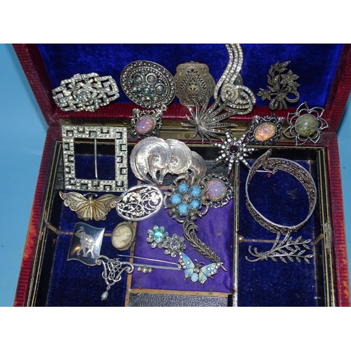 258 - A quantity of vintage silver and white metal jewellery and later items, in fitted leather jewellery ... 