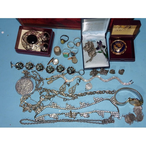 258 - A quantity of vintage silver and white metal jewellery and later items, in fitted leather jewellery ... 