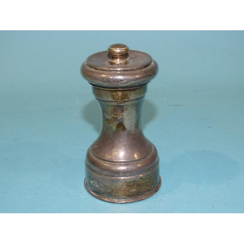 72 - An Edwardian silver pepper mill, Birmingham 1906, 8.5cm high.