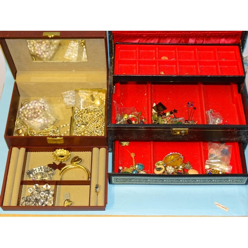 82 - A large quantity of costume jewellery, including leaf and butterfly brooches, beads and other jewell... 