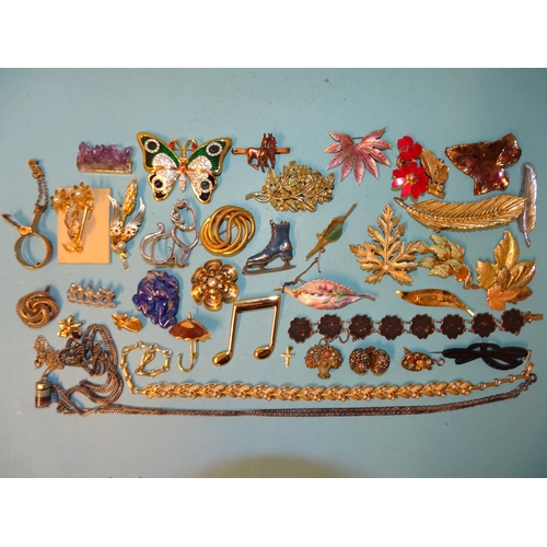 85 - A quantity of costume jewellery, mainly brooches, approximately 40 pieces.