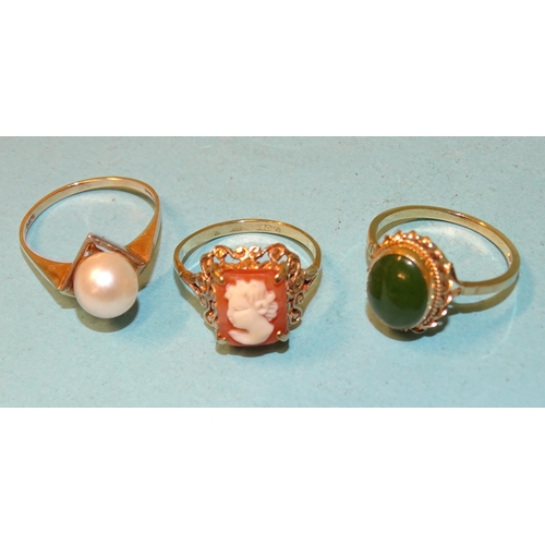 94 - A 9ct gold ring set a cultured pearl, size O, a 9ct gold ring set green quartz, size N½ and another ... 