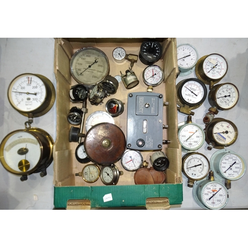 98 - A collection of pressure dials, gauges and measurement dials, approximately 28.