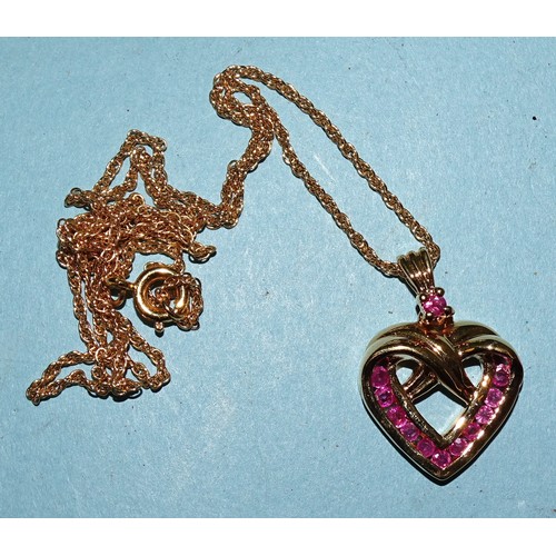 112 - A 9ct gold ring, (stone missing), a 9ct gold heart pendant on chain and 9ct gold chain fragments, to... 