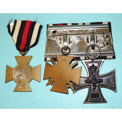 218 - A German WWI 1914 Iron Cross (2nd Class), a 1914-18 Honour Cross with maker's mark 