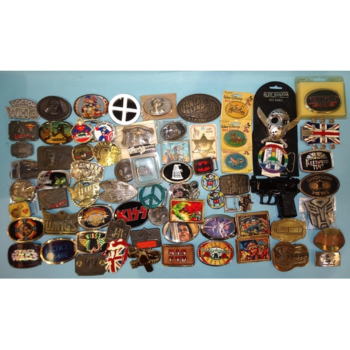 459 - A large quantity of belt buckles, many relating to cinema and tv.