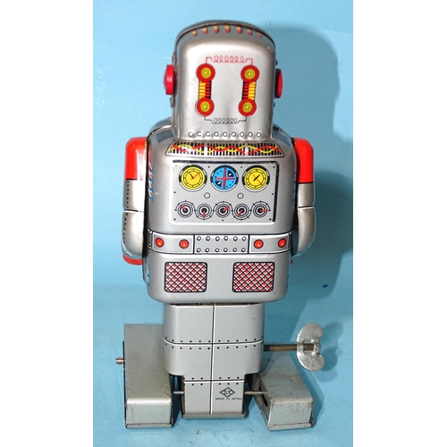 280 - A Japanese tinplate clockwork walking robot by SY Toys, 17.5cm high.