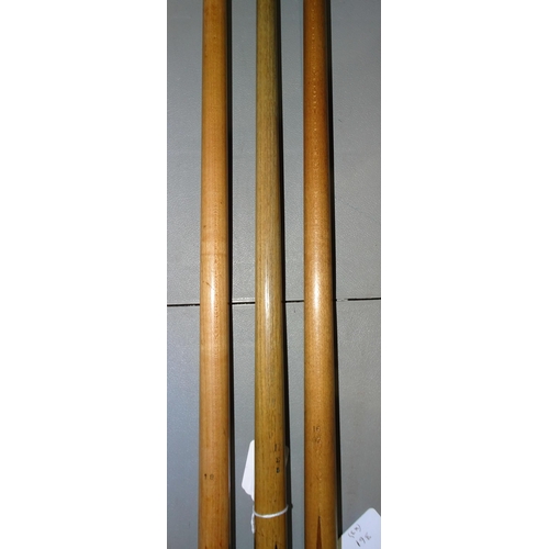 361 - A collection of three snooker cues: a MacMorran Tom Newman cue, 18oz, 58'', a Burroughes/Watts prese... 