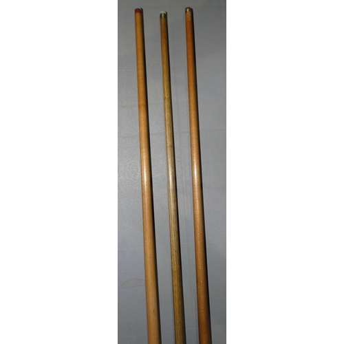 361 - A collection of three snooker cues: a MacMorran Tom Newman cue, 18oz, 58'', a Burroughes/Watts prese... 