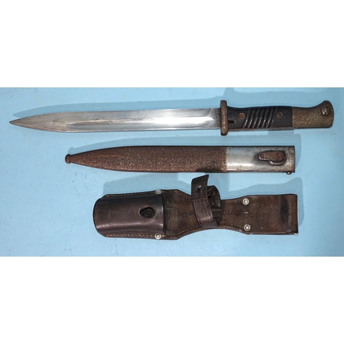 390 - A WWII German K98 bayonet by GBR Heller 1939, in scabbard and leather belt mount, no.8356, 25cm blad... 