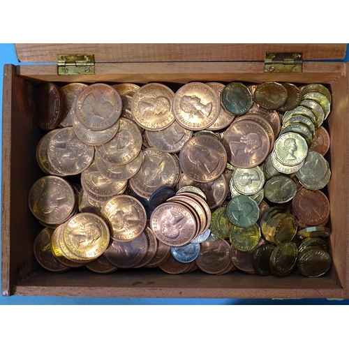 152 - A large quantity of Victoria - Elizabeth II bronze pennies and halfpennies, including 540 x ½... 