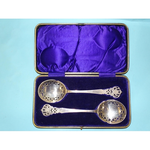 600 - A pair of Edwardian cased spoons with pierced decoration and monogram, Sheffield 1904, maker Watson ... 