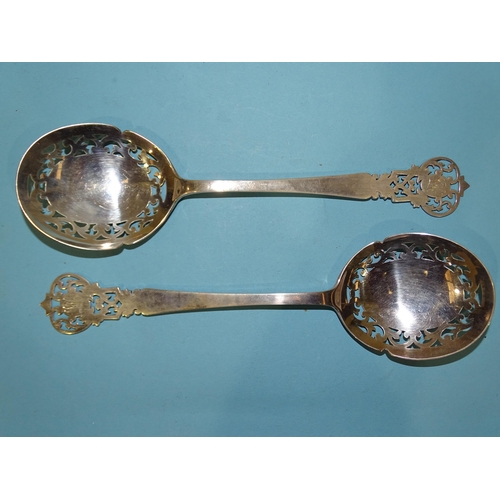 600 - A pair of Edwardian cased spoons with pierced decoration and monogram, Sheffield 1904, maker Watson ... 