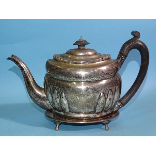 621 - A George III silver teapot of part-fluted decoration, London 1801, maker SH, total weight ___17.5oz,... 