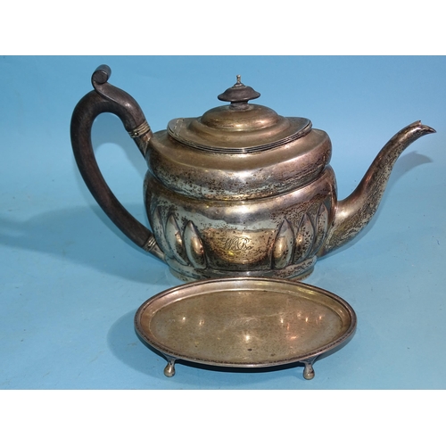 621 - A George III silver teapot of part-fluted decoration, London 1801, maker SH, total weight ___17.5oz,... 