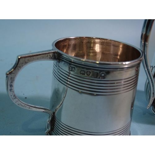 633 - An early-19th century tankard-shaped christening mug with bands of reeding, London 1824, 6cm high an... 