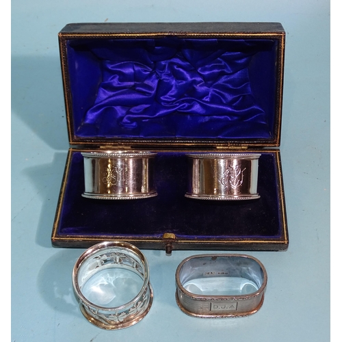 634 - A pair of beaded napkin rings in fitted box, London 1901 and two others, ___3.5oz.