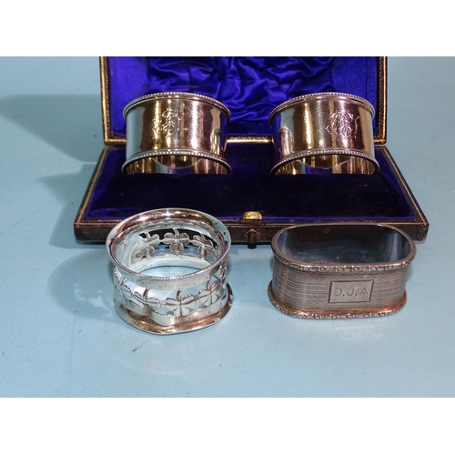 634 - A pair of beaded napkin rings in fitted box, London 1901 and two others, ___3.5oz.