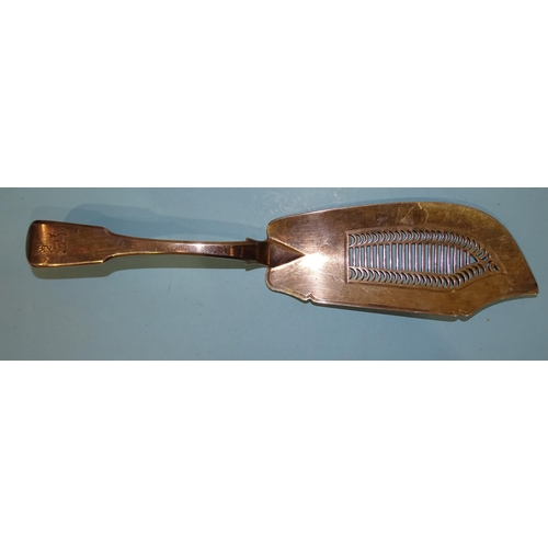 636 - A fiddle pattern fish slice with perforated blade, London 1825, ___5.3oz.