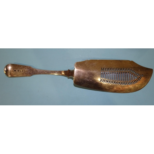 636 - A fiddle pattern fish slice with perforated blade, London 1825, ___5.3oz.