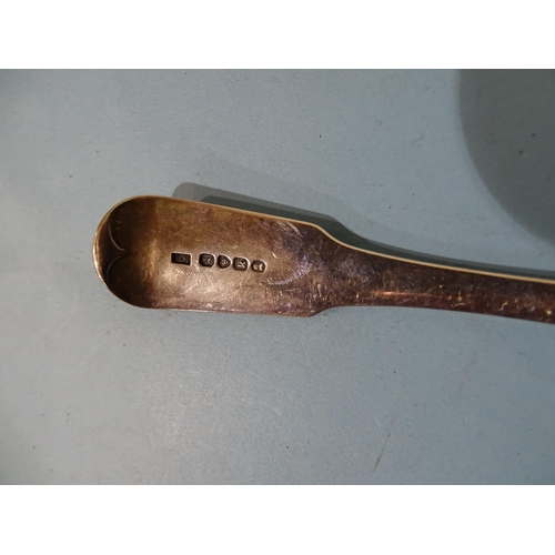 636 - A fiddle pattern fish slice with perforated blade, London 1825, ___5.3oz.