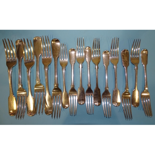 641 - A collection of Georgian and later fiddle pattern flatware, comprising: 6 table forks, 10 dessert fo... 