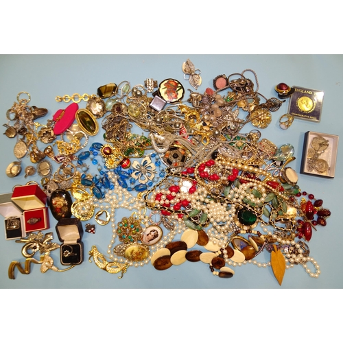 217 - A large quantity of costume jewellery, including some vintage items, Napier, etc.