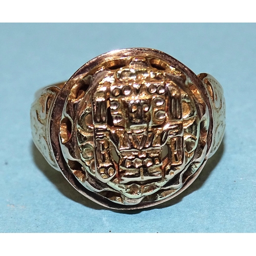 218 - A gold ring of Inca design marked '18k', size J, 6g.