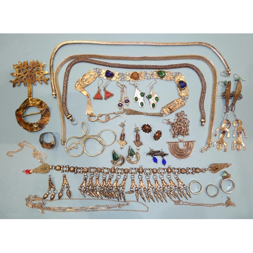 223 - A quantity of white metal and other jewellery.