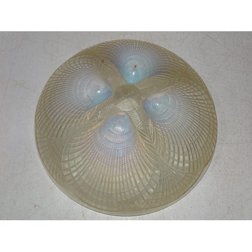 82 - A 1930 Lalique bowl in the 'Coquilles' pattern, with shell-moulded opalescent feet, 18cm diameter, 7... 