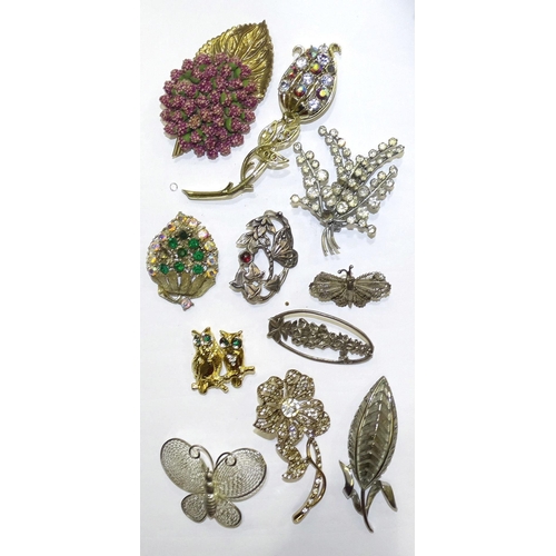 220 - Twenty-five costume brooches.