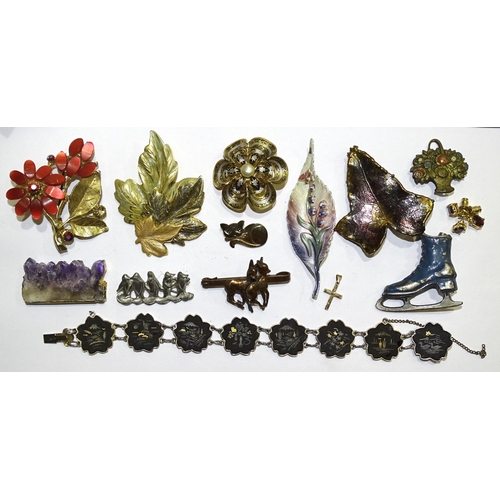 226 - A quantity of costume jewellery, mainly brooches, approximately 40 pieces.