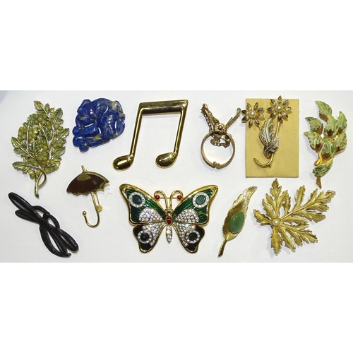 226 - A quantity of costume jewellery, mainly brooches, approximately 40 pieces.