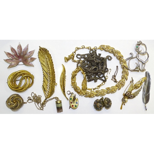 226 - A quantity of costume jewellery, mainly brooches, approximately 40 pieces.