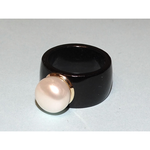 142 - An unusual onyx ring set cultured pearl bouton, on 14k gold mount, size P½.