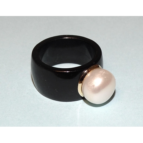 142 - An unusual onyx ring set cultured pearl bouton, on 14k gold mount, size P½.