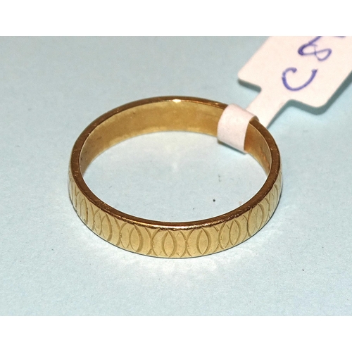 250 - A 22ct gold wedding band, size O, 4g.