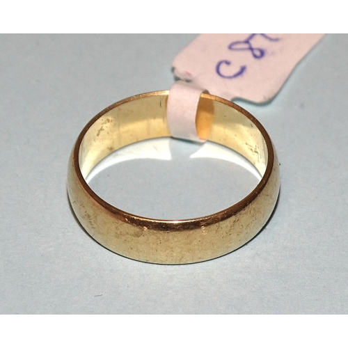 251 - An 18ct gold wedding band, size L½, 4.2g.