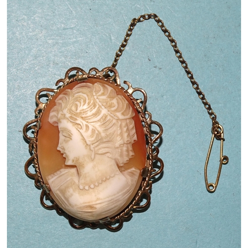 253 - A 9ct gold-mounted shell cameo brooch, 4 x 3.5cm, 10g.